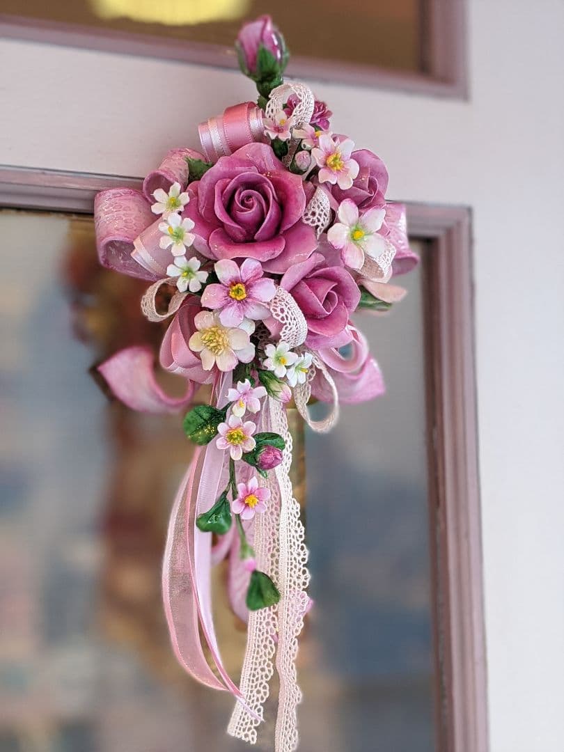 【ひろりん】クレイフラワー♡リボン台の薔薇の壁掛け
