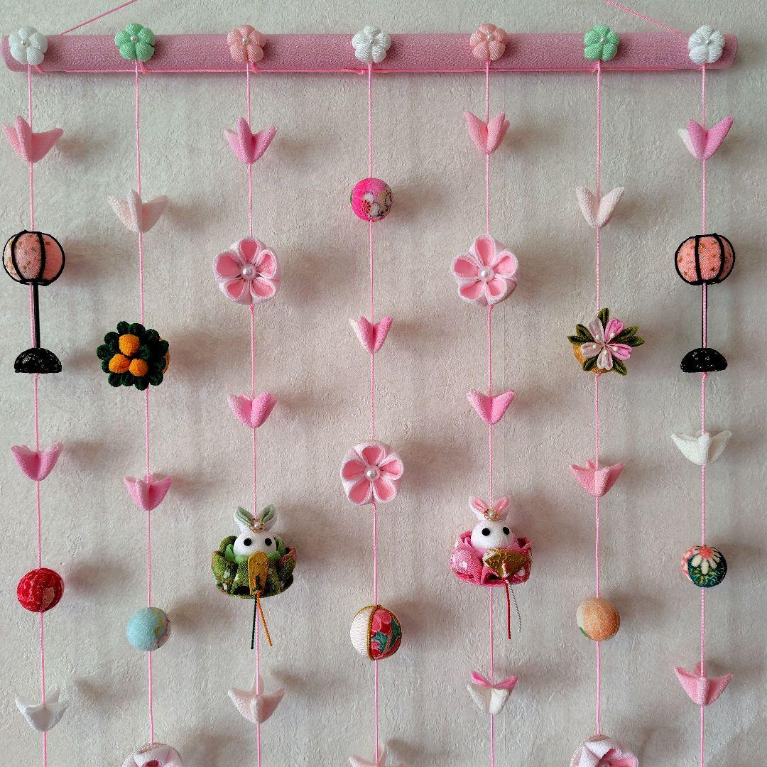 ちりめん細工　お花とまりとうさぎ雛の壁掛け下げ飾り(7下げ)