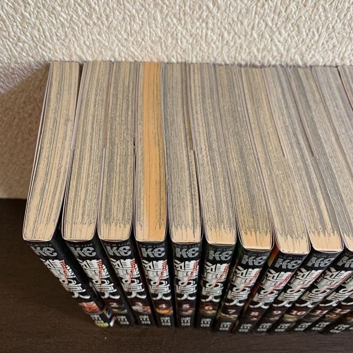 進撃の巨人 全巻セット　90mm缶バッチ付き