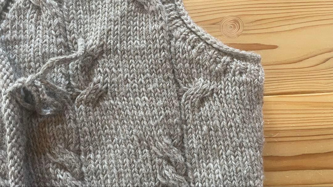 HÄU ハウ　ケーブル編み グレー ニットベスト クラスカ