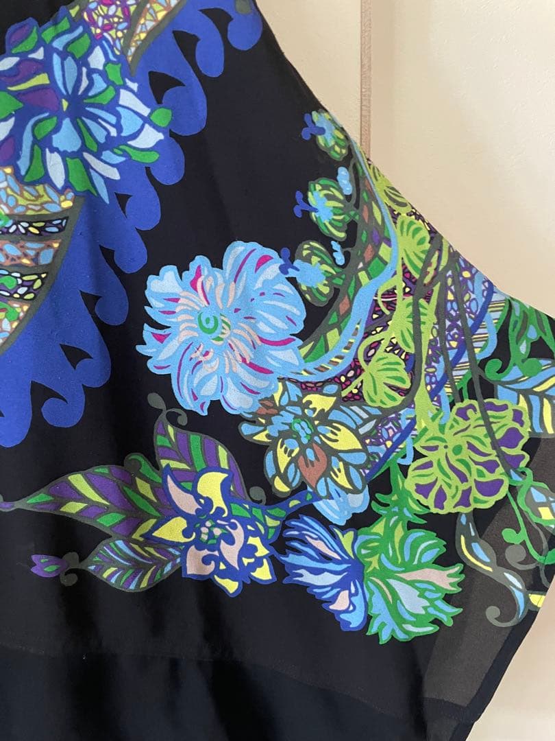 トクコプルミエブォル花柄フレアチュニック黒(訳あり)