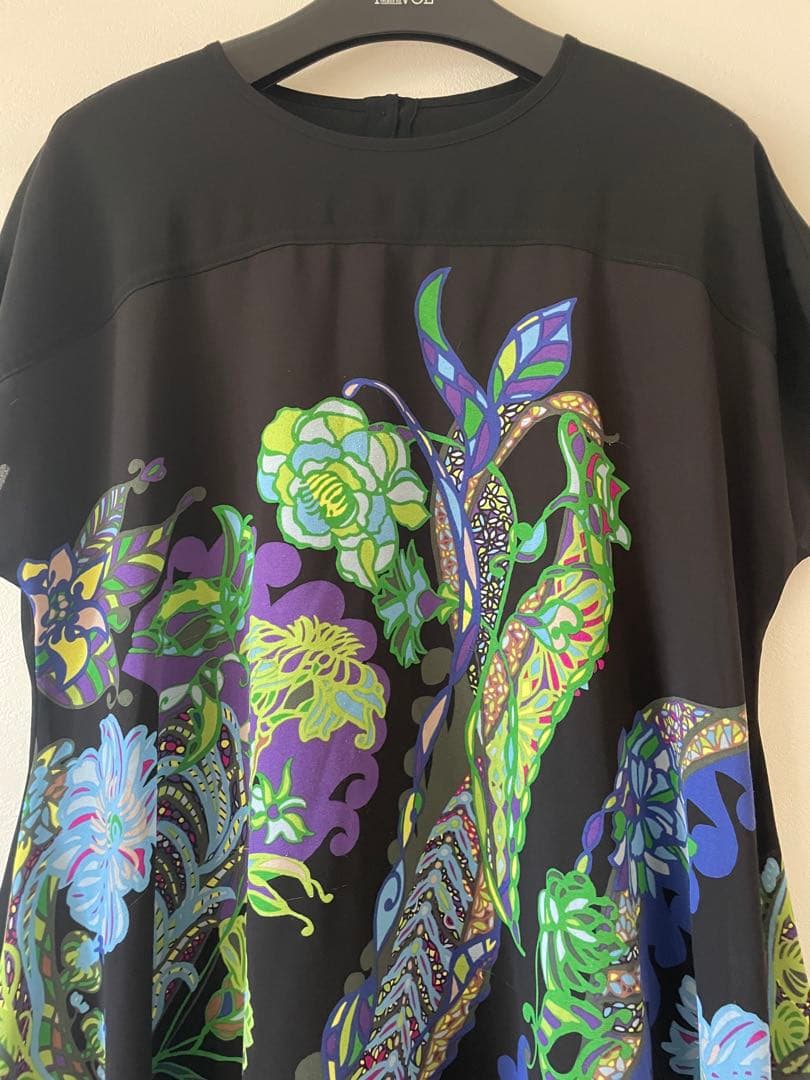 トクコプルミエブォル花柄フレアチュニック黒(訳あり)