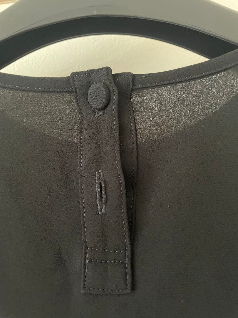 トクコプルミエブォル花柄フレアチュニック黒(訳あり)