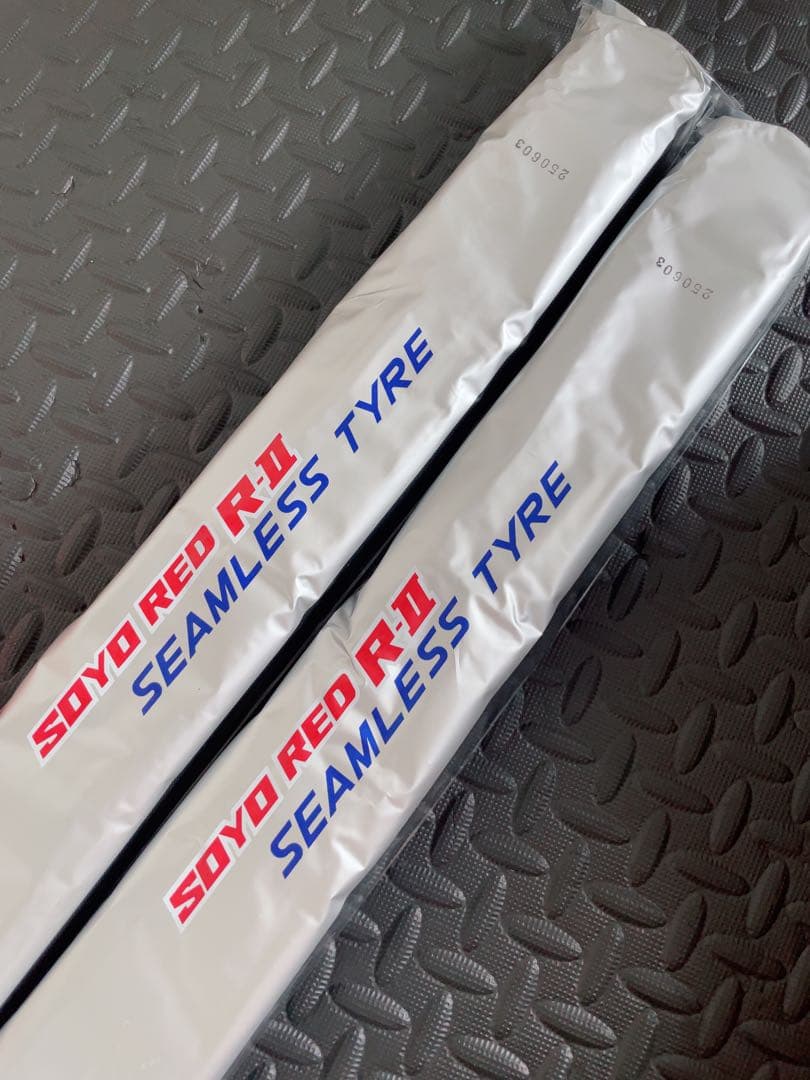 NJS 競輪　シームレスタイヤ　レッド2本