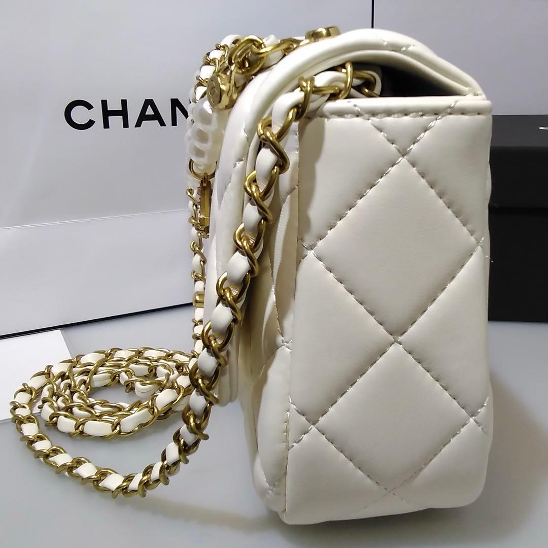 CHANEL 〈シャネル〉ノベルティ パールビジュー付　ホワイトショルダーバッグ