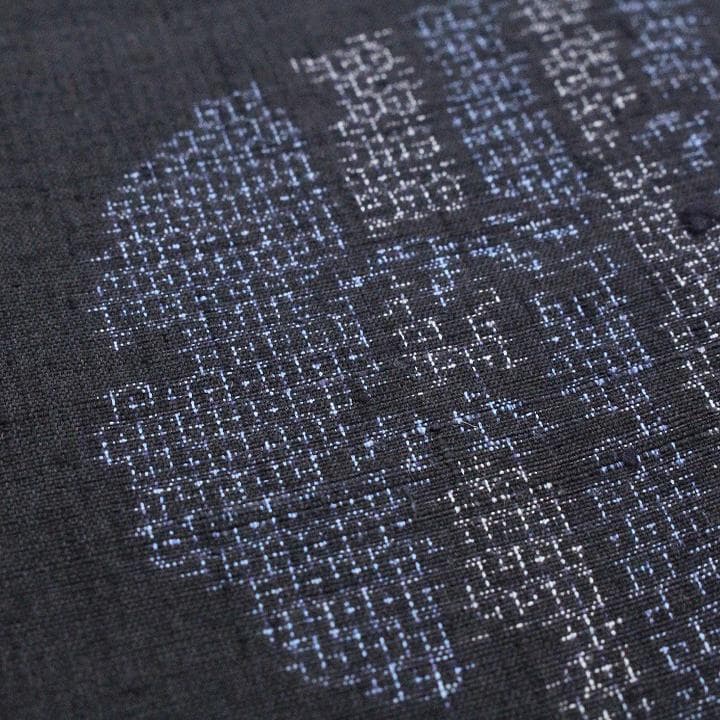 【重要無形文化財　本場結城紬】 ～百亀甲絣～　お洒落な雪輪文　新品のお着物です