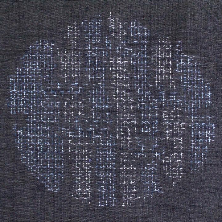 【重要無形文化財　本場結城紬】 ～百亀甲絣～　お洒落な雪輪文　新品のお着物です