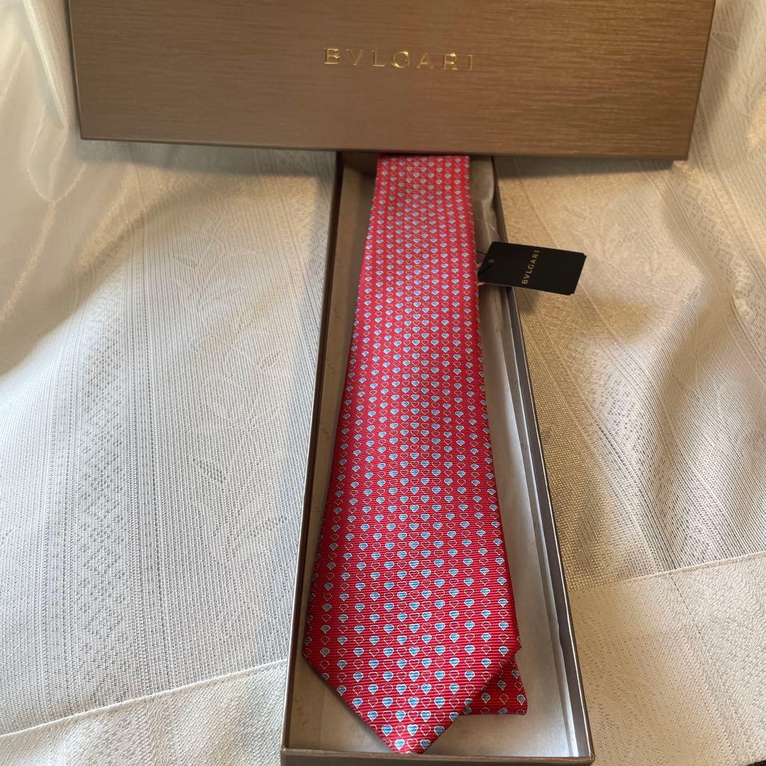 新品 BVLGARI ブルガリ ネクタイ ハート柄 赤 箱、袋付き　タグ付き