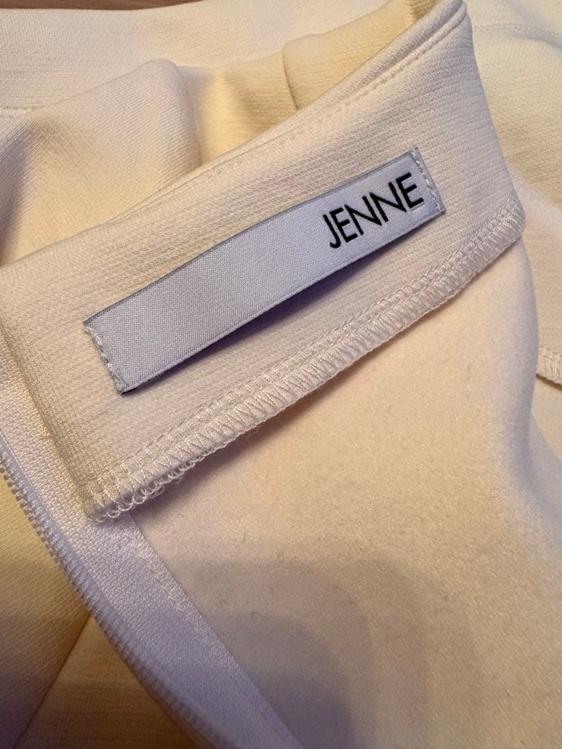 JENNE美バストライン裏起毛カットソー/ホワイト/S新品未使用ジェンヌ長袖