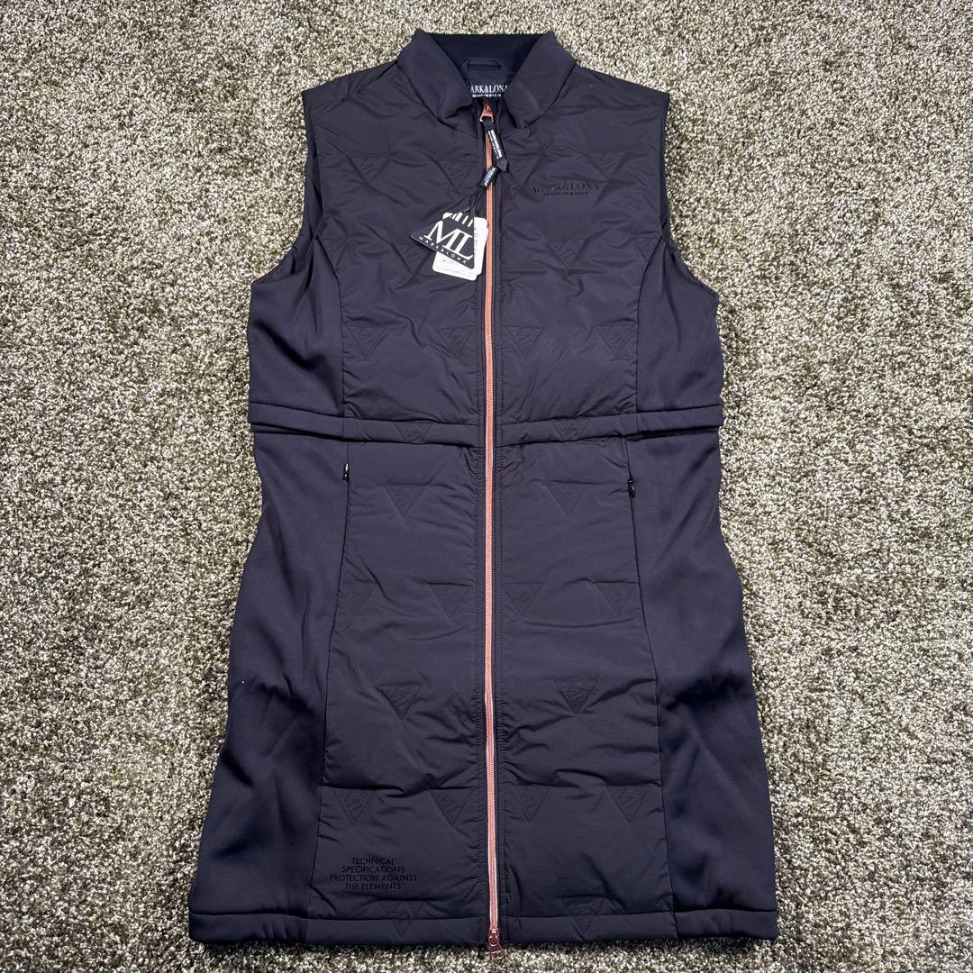 MARK&LONA シグネチャーロゴプリント ロング丈ダウンベスト