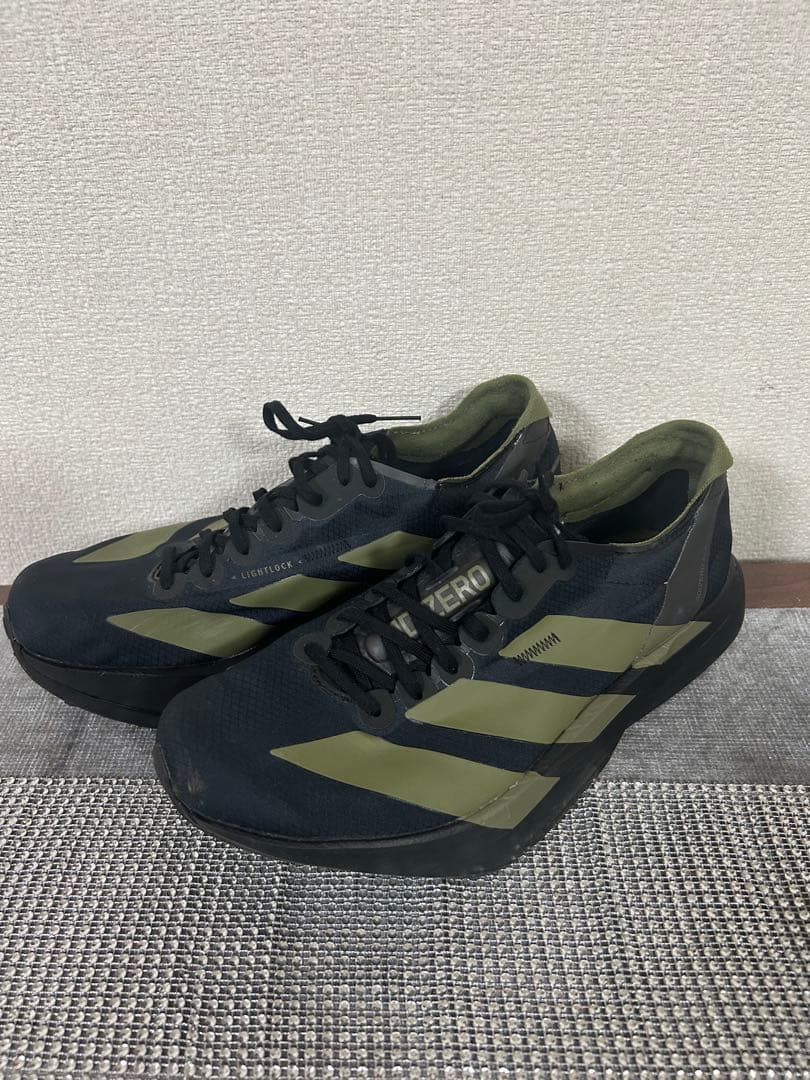 ランニングシューズ 黒/オリーブ ストライプデザイン　26センチ