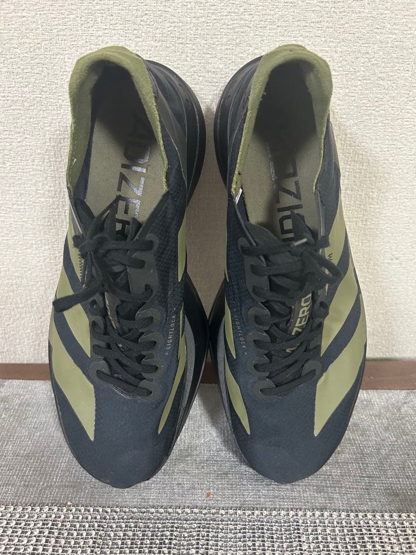 ランニングシューズ 黒/オリーブ ストライプデザイン　26センチ