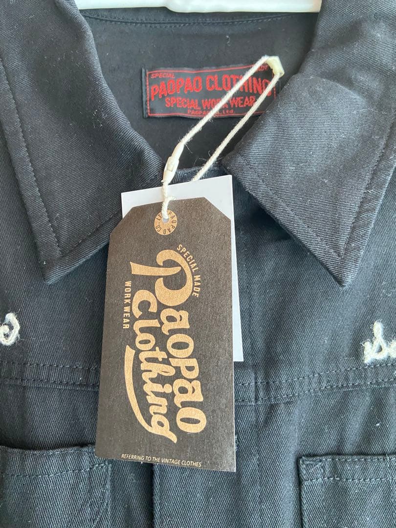 黒い刺繍入りツナギ