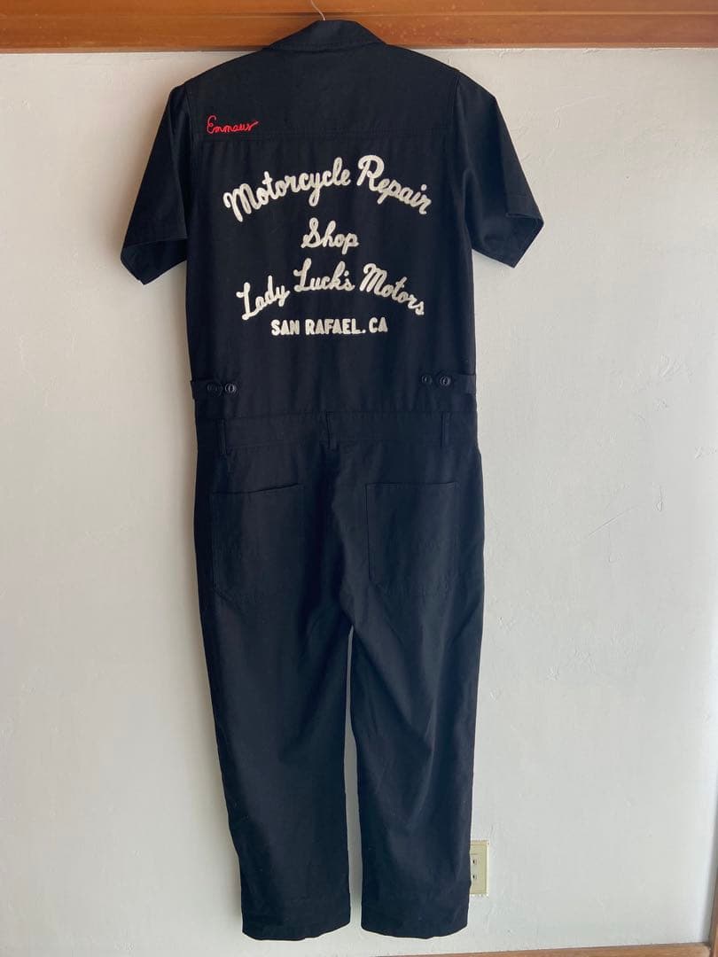 黒い刺繍入りツナギ