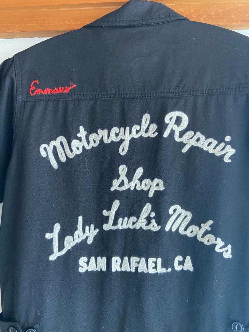 黒い刺繍入りツナギ