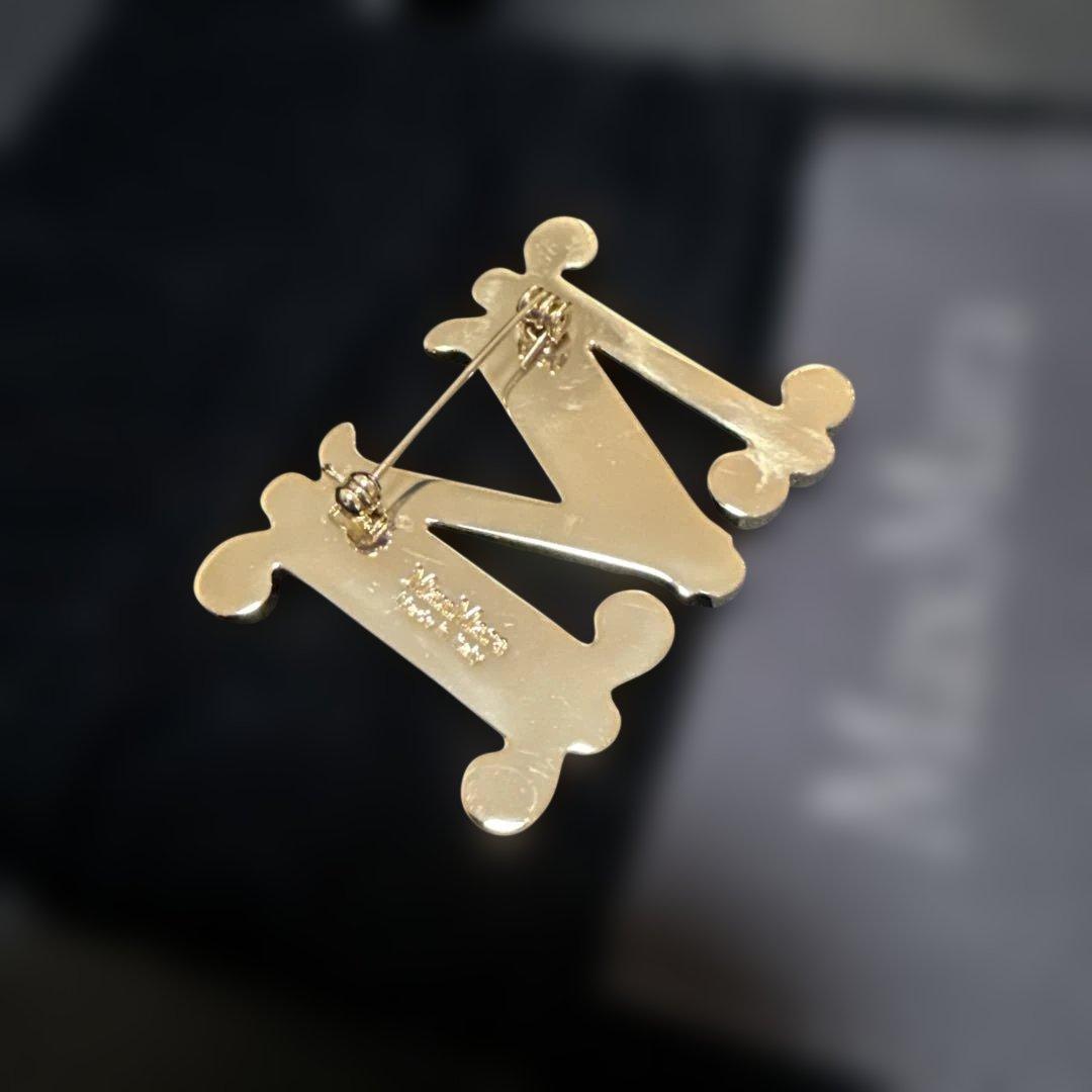 マックスマーラ　字型クリスタルブローチ