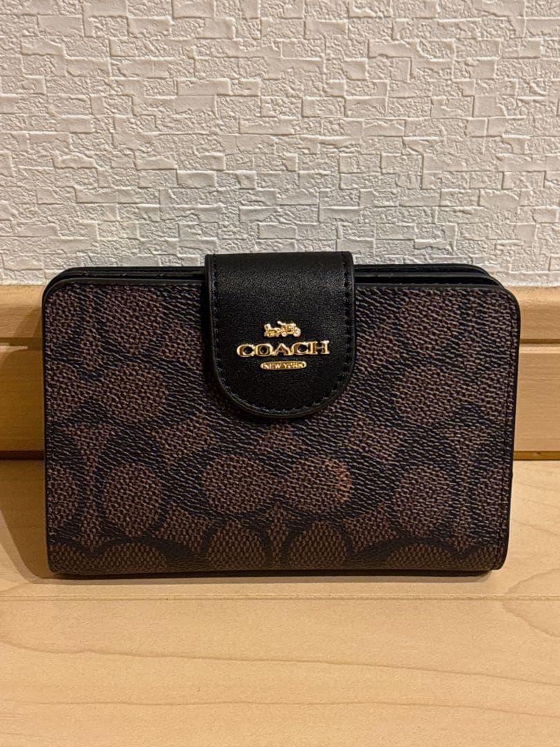 【人気商品】COACH ミディアムコーナージップウォレット・シグネチャー 茶色