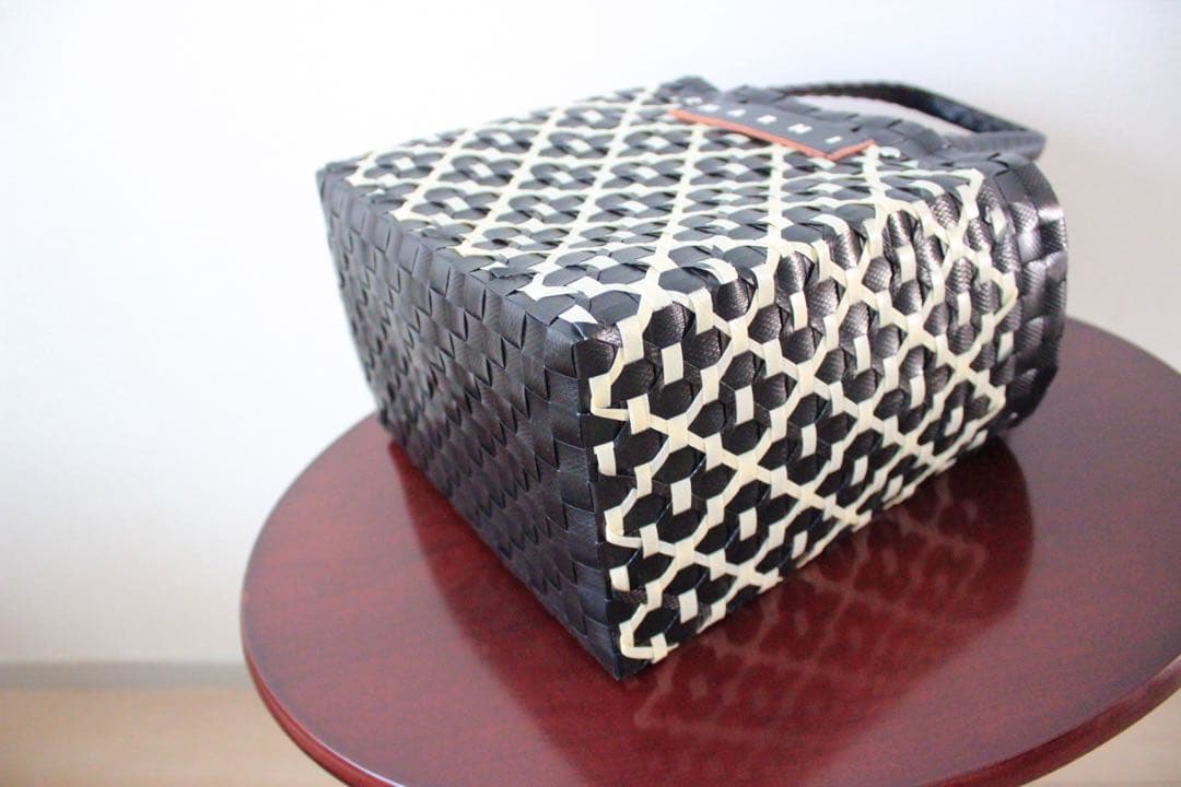 マルニマーケット　カゴバック　白×黒