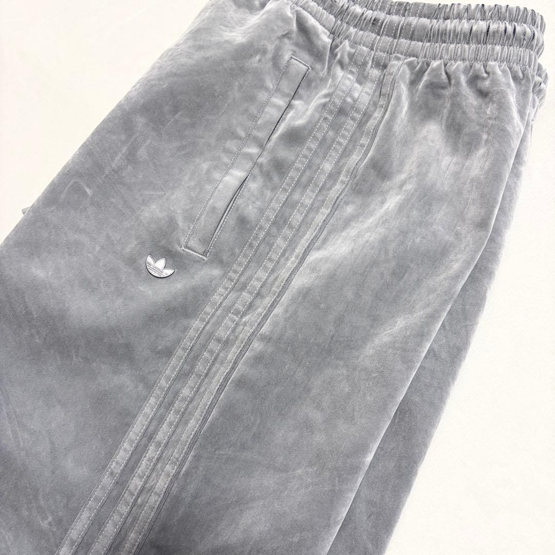 新品タグ付き★アディダス オリジナルス ベロア オーバーサイズ トラックパンツ