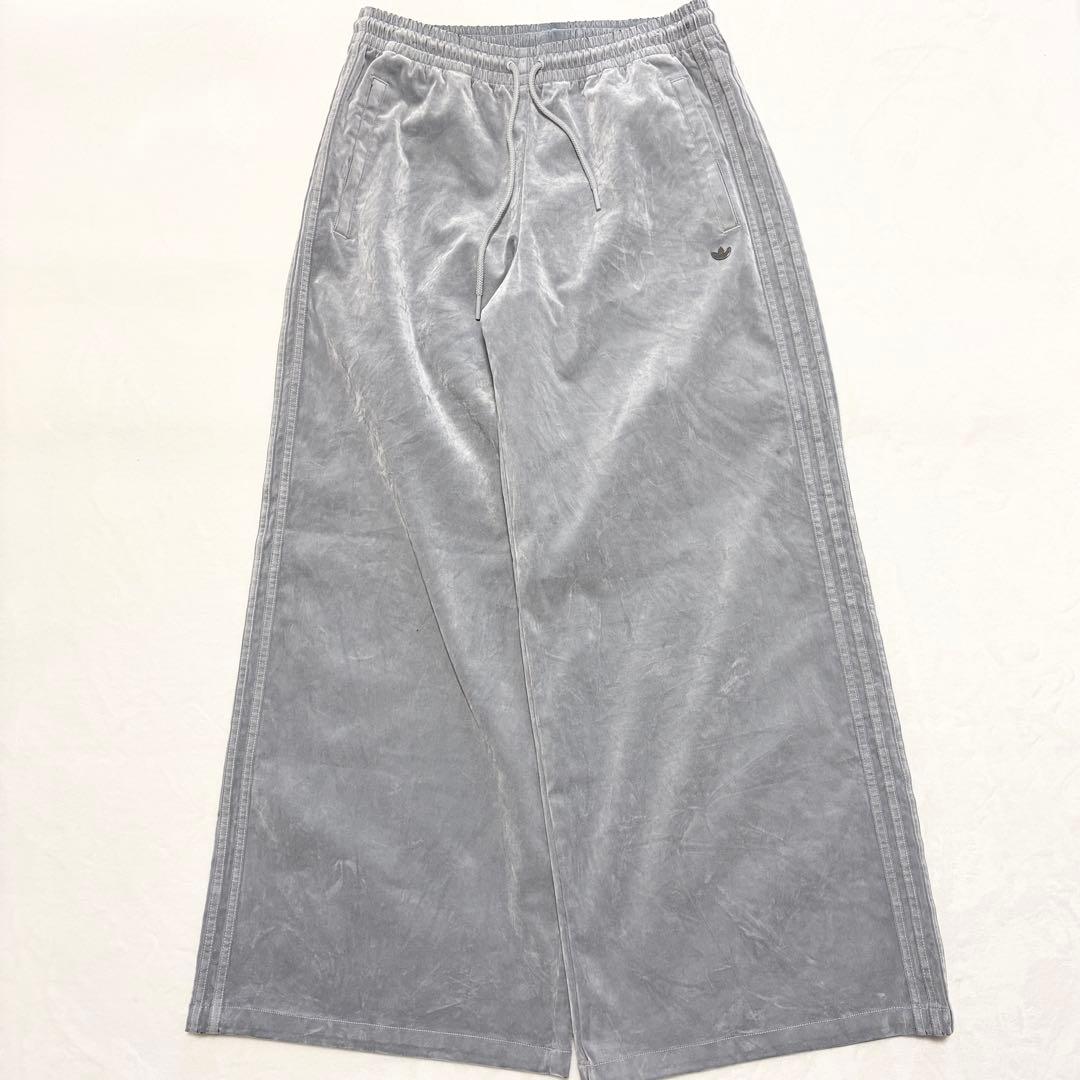 新品タグ付き★アディダス オリジナルス ベロア オーバーサイズ トラックパンツ