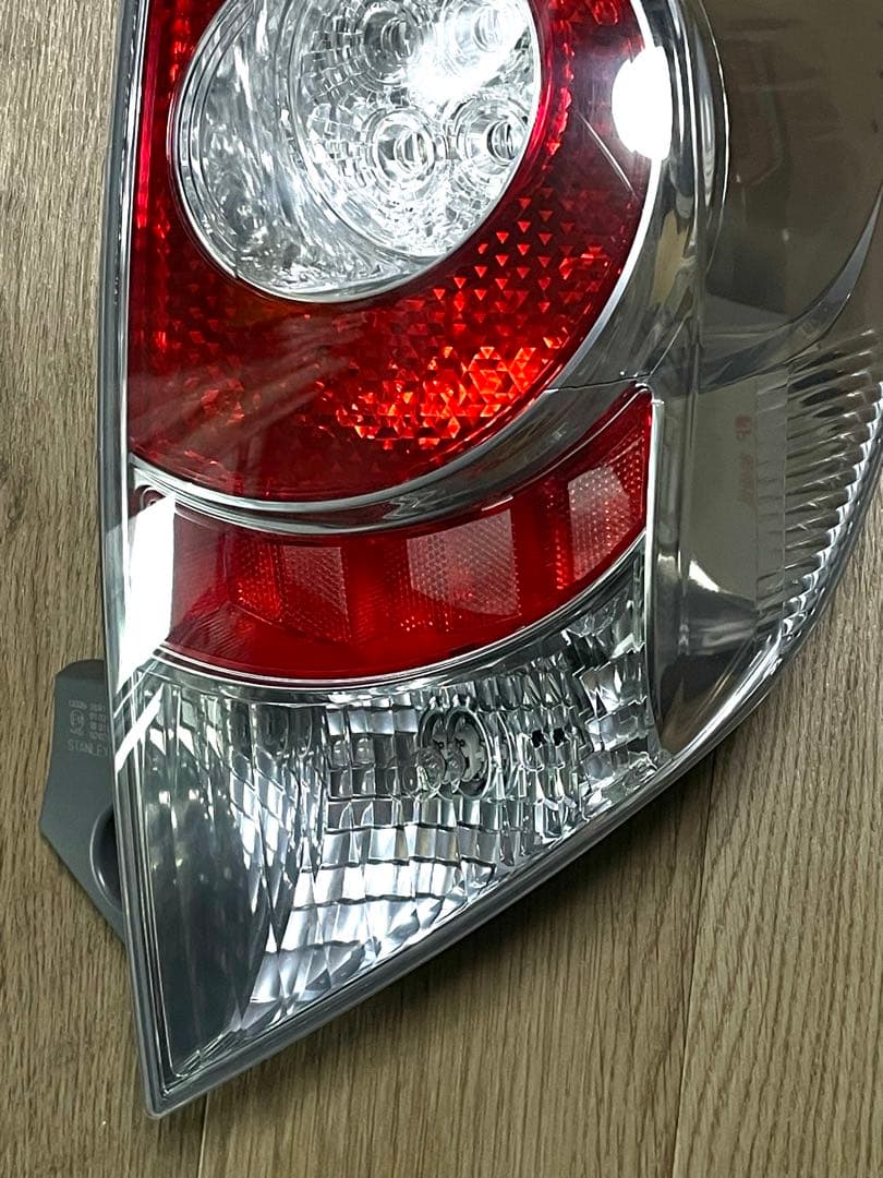 トヨタアクア前期 NHP10 右テールランプ ハーネス付き 52-252 ライト