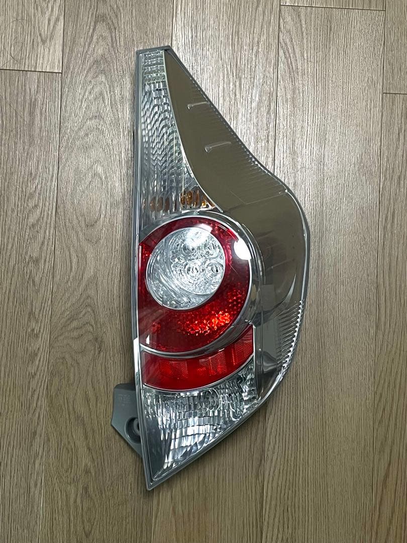 トヨタアクア前期 NHP10 右テールランプ ハーネス付き 52-252 ライト