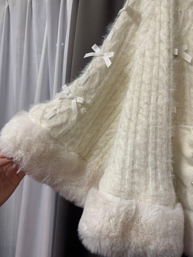 LIZLISA ポンポンリボンニットファーポンチョ ホワイト　2024