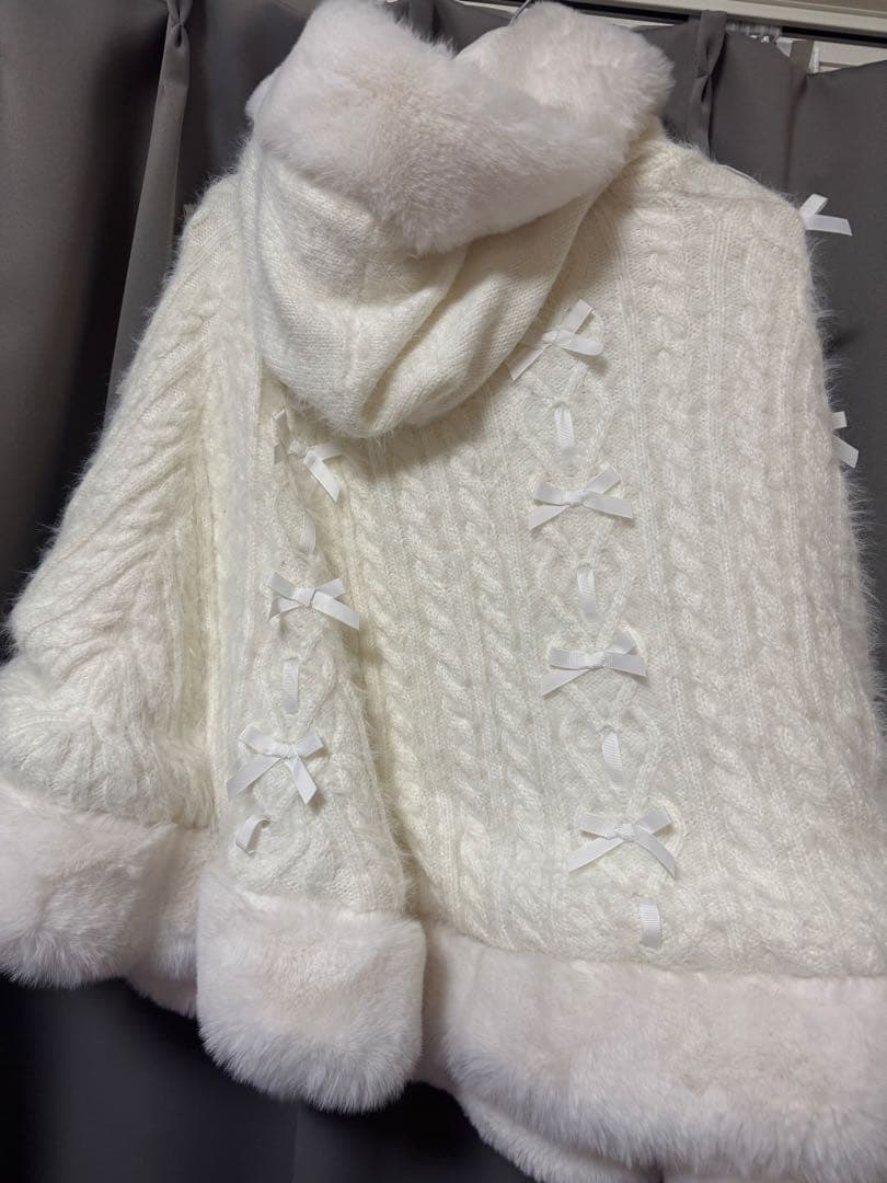 LIZLISA ポンポンリボンニットファーポンチョ ホワイト　2024