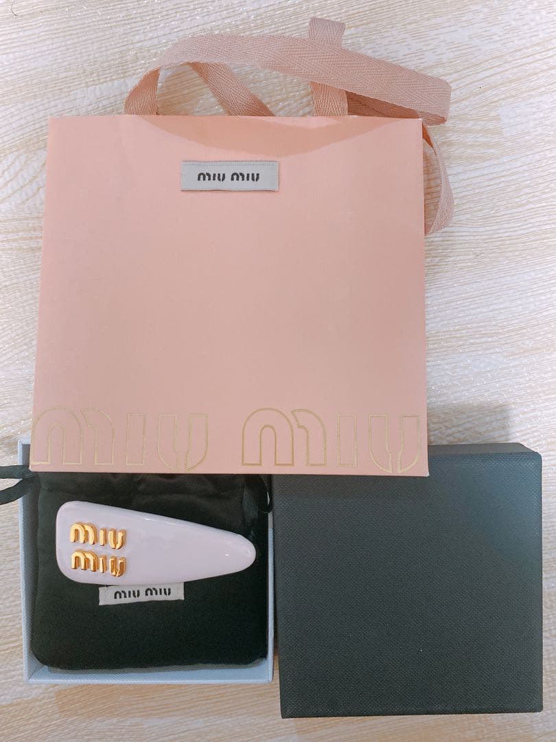 miumiu パテントレザー ヘアクリップ ピンク