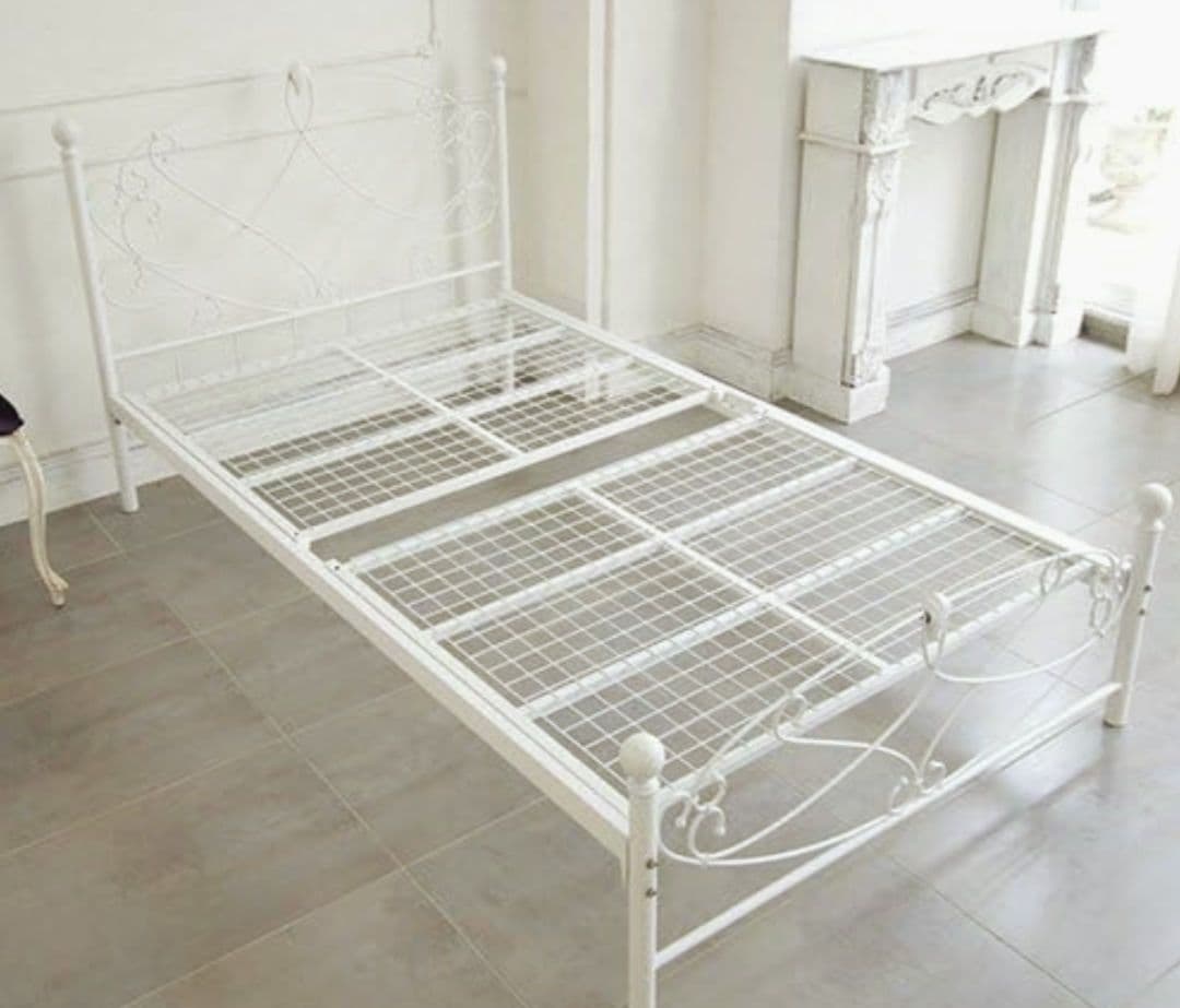 アイアンベッドフレーム　ホワイト セミダブル