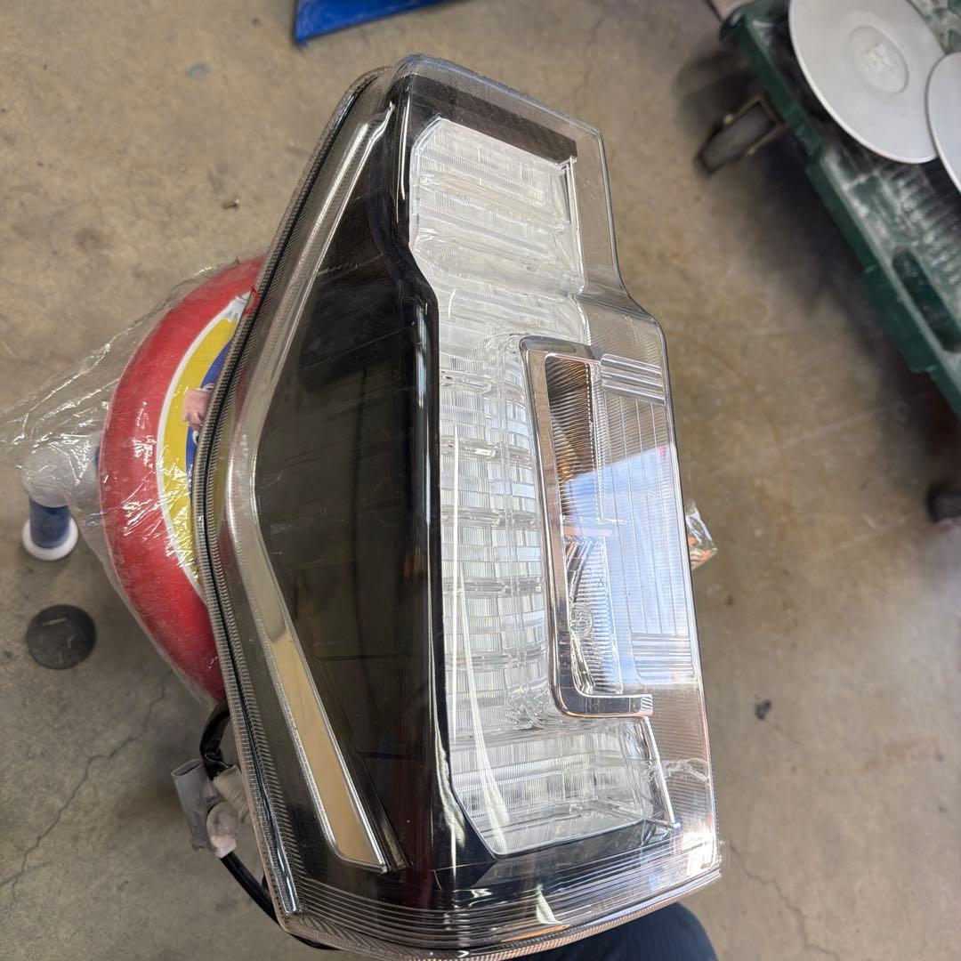 タント LA610S 左テールランプ 81560-B2690 20516L