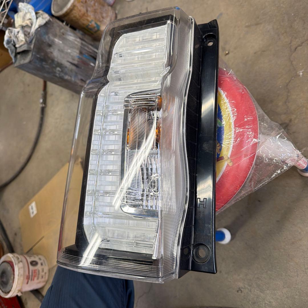 タント LA610S 左テールランプ 81560-B2690 20516L