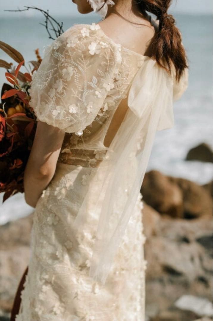 フラワーモチーフクリーム色ウェディングドレス