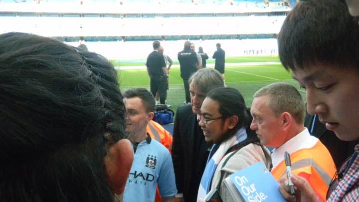 マンチェスターシティ サイン入りフラッグ マンチーニ