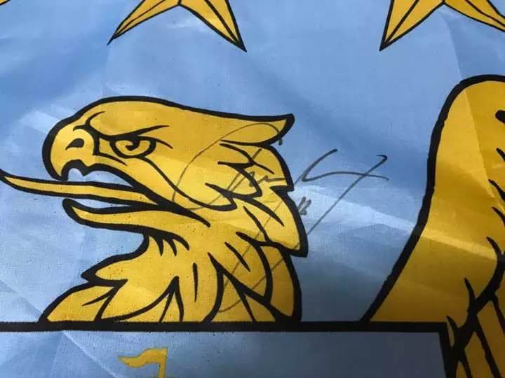 マンチェスターシティ サイン入りフラッグ マンチーニ