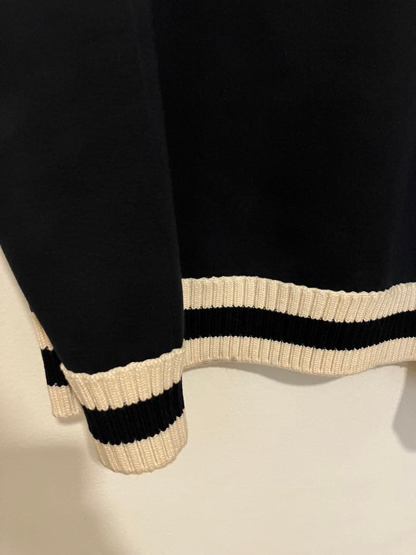 Moncler モンクレール　ポリウレタンプルオーバー　黒に近いネイビー