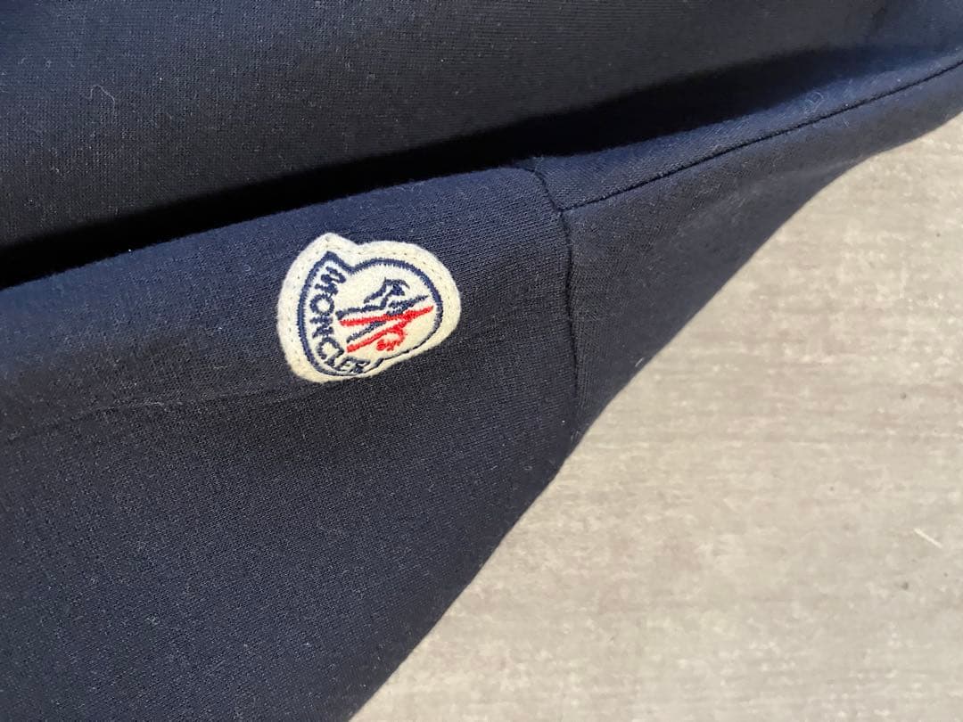 Moncler モンクレール　ポリウレタンプルオーバー　黒に近いネイビー