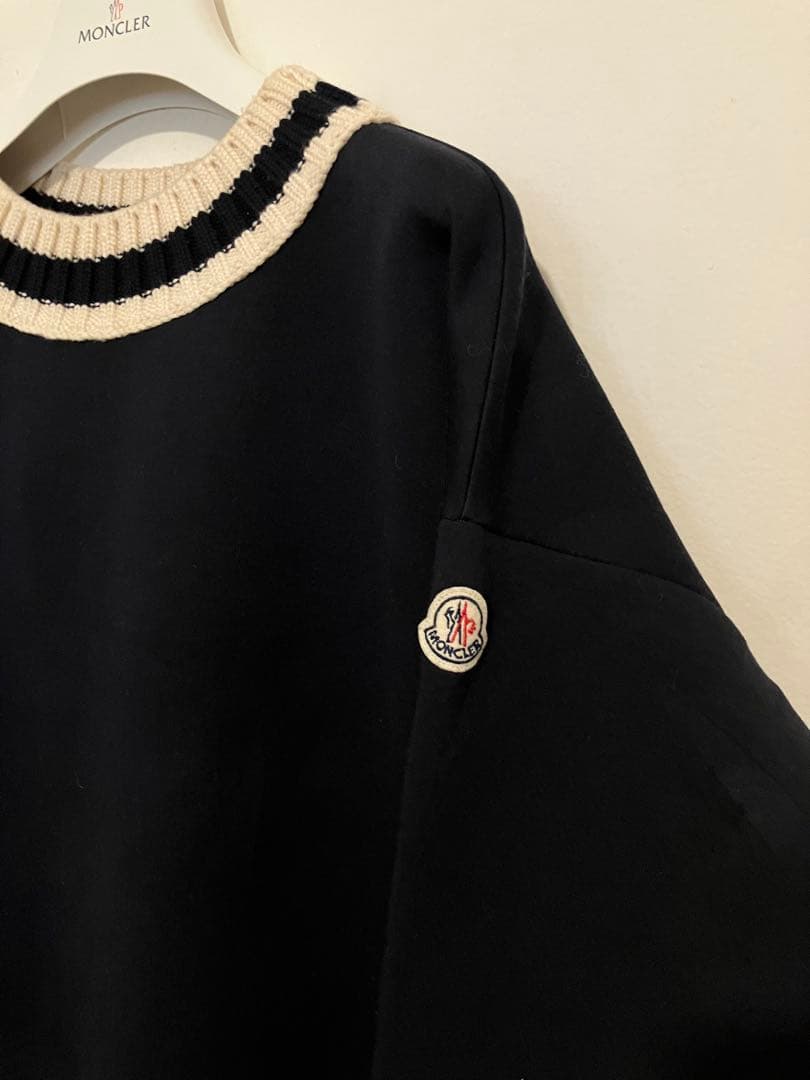 Moncler モンクレール　ポリウレタンプルオーバー　黒に近いネイビー