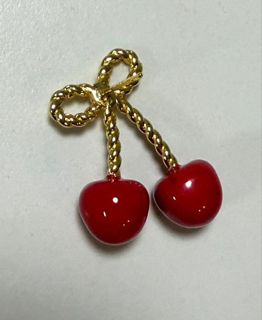 Valentino ヴァレンティノ　Vロゴ　チェリー　ピアス