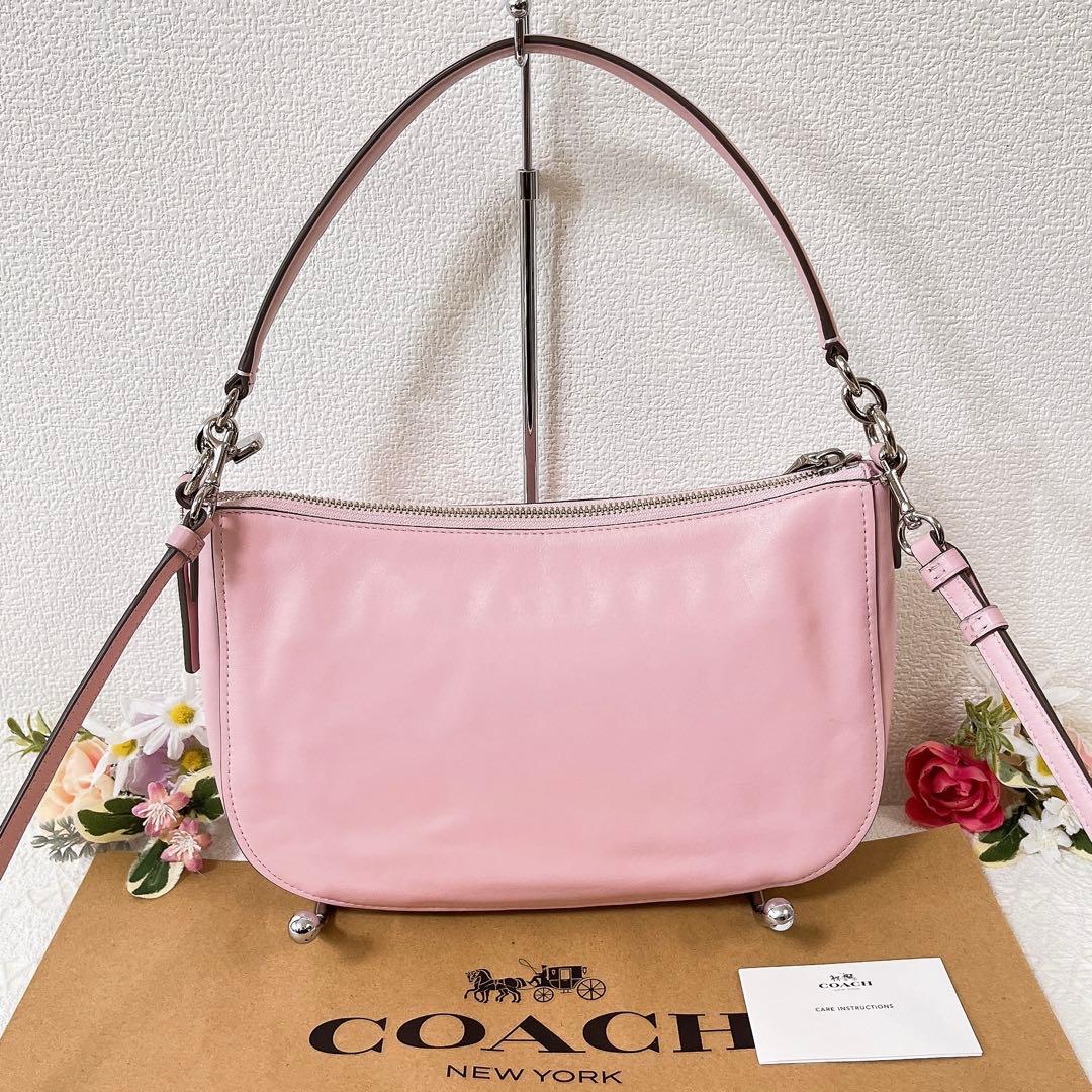 美品★コーチ ショルダーバッグ 2WAY 斜め掛け 肩掛け ピンク系 チャーム付
