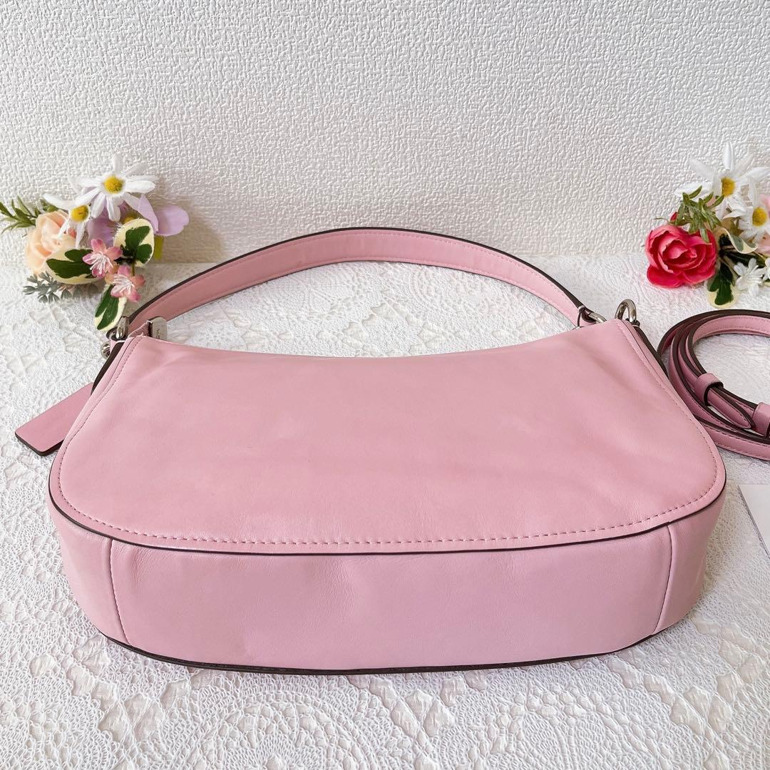 美品★コーチ ショルダーバッグ 2WAY 斜め掛け 肩掛け ピンク系 チャーム付