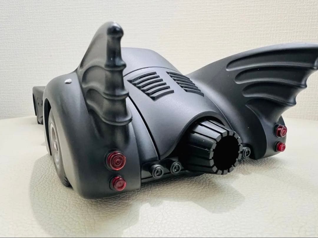 1:18 1989年映画版合金製バットモービル（新品.組立不要）