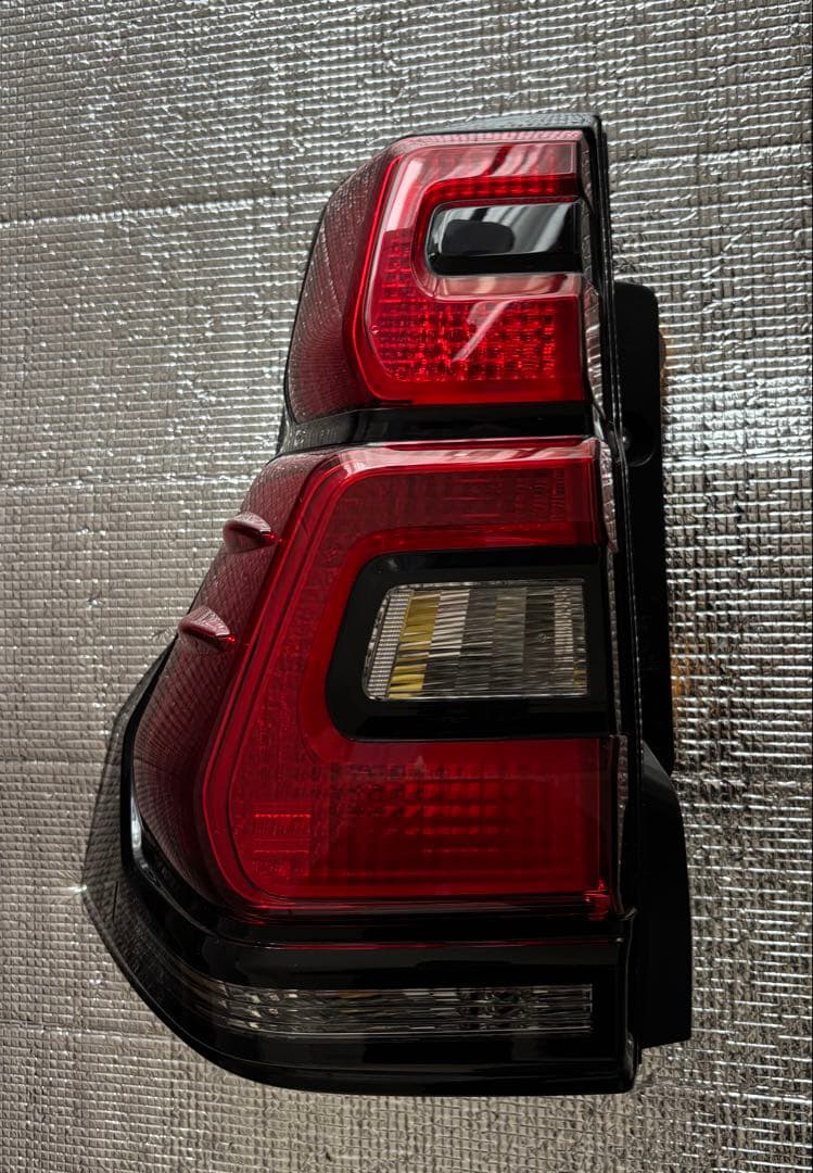 トヨタ　ランクルプラド150後期　テールライト　左
