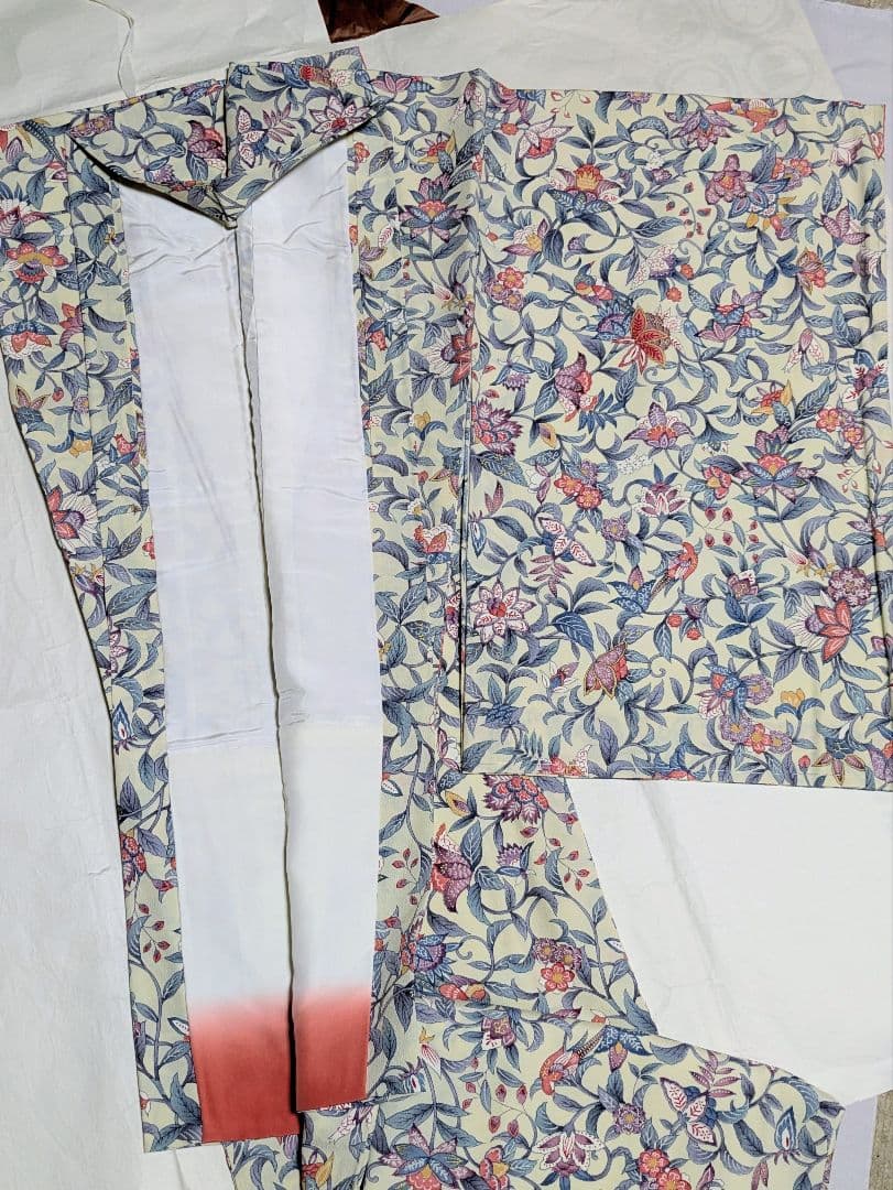 【新品未使用】正絹 花柄 小紋 着物 クリーム色 広衿 袷 しつけ糸付き