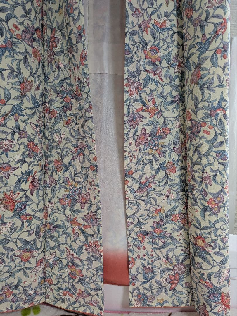 【新品未使用】正絹 花柄 小紋 着物 クリーム色 広衿 袷 しつけ糸付き