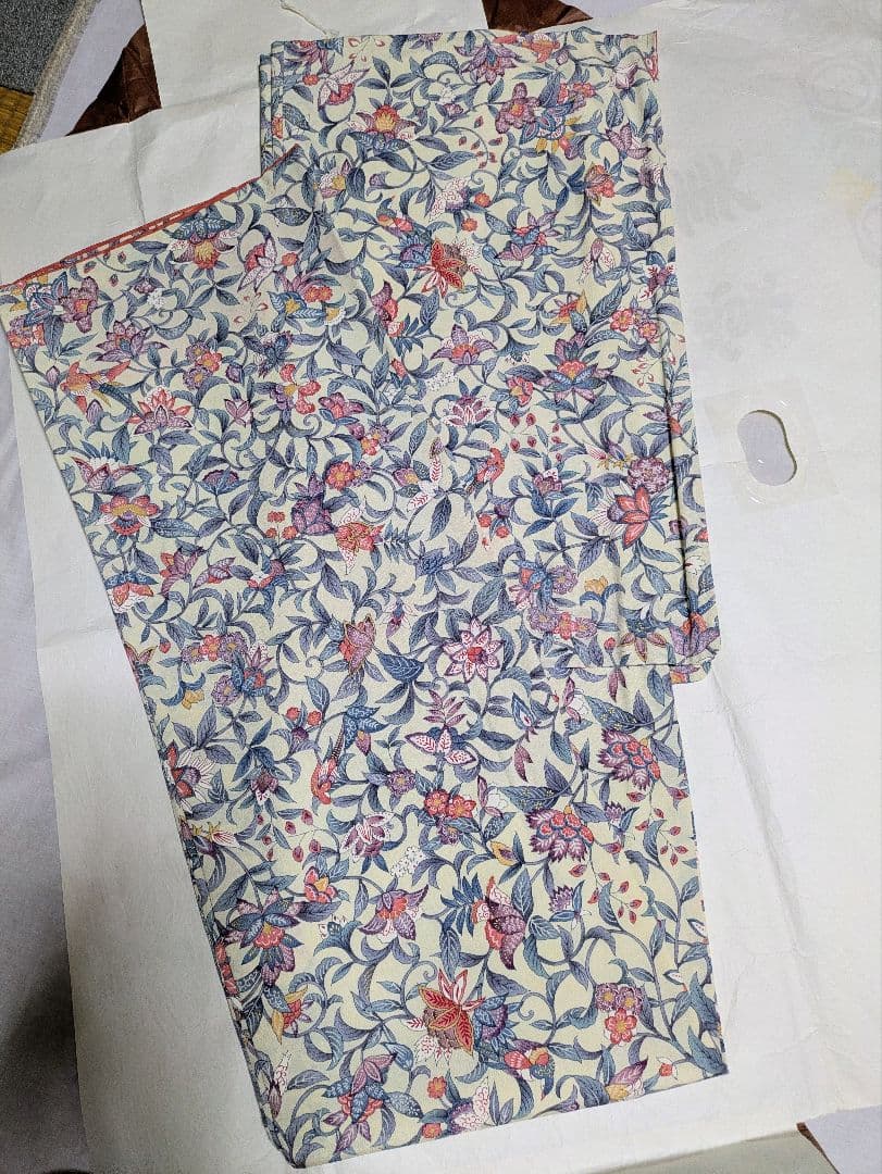 【新品未使用】正絹 花柄 小紋 着物 クリーム色 広衿 袷 しつけ糸付き