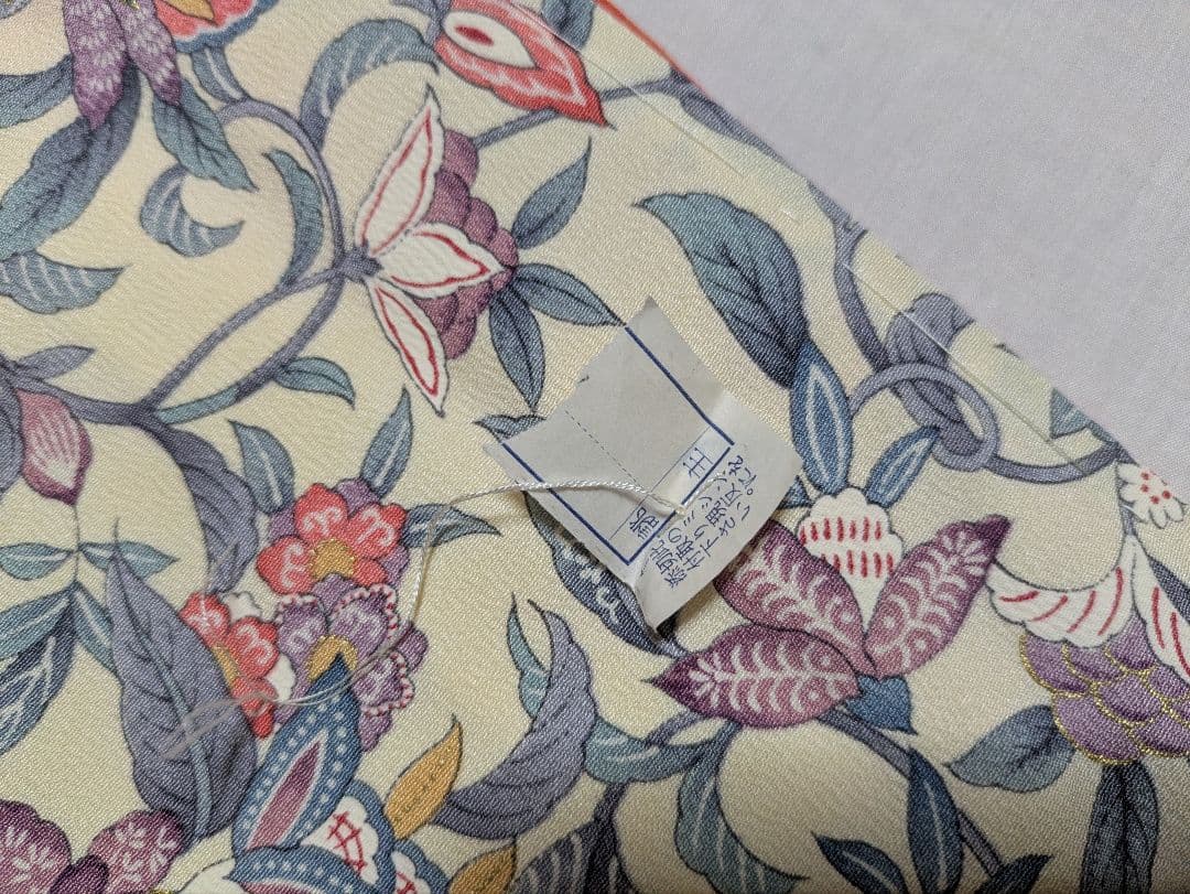 【新品未使用】正絹 花柄 小紋 着物 クリーム色 広衿 袷 しつけ糸付き