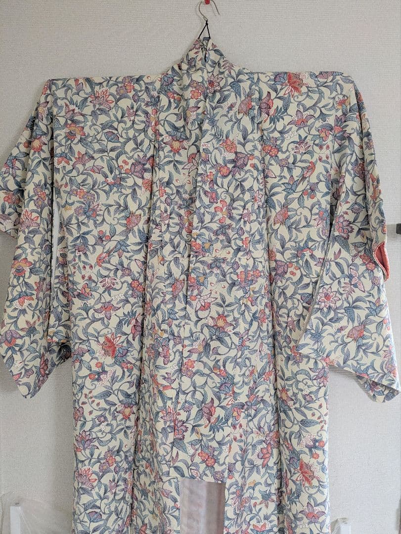 【新品未使用】正絹 花柄 小紋 着物 クリーム色 広衿 袷 しつけ糸付き