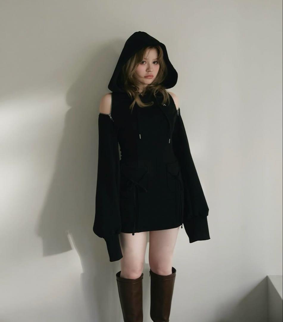 ANDMARY フード付きオフショルダーワンピース