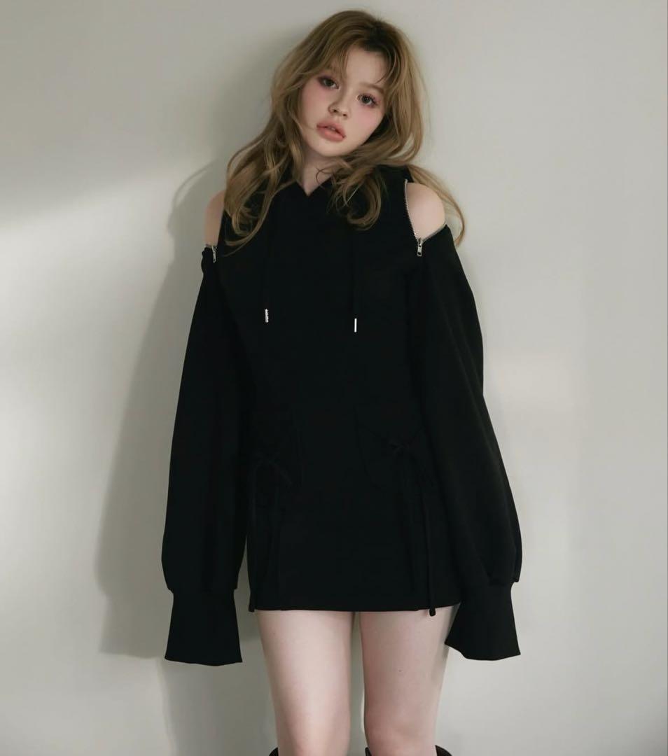 ANDMARY フード付きオフショルダーワンピース